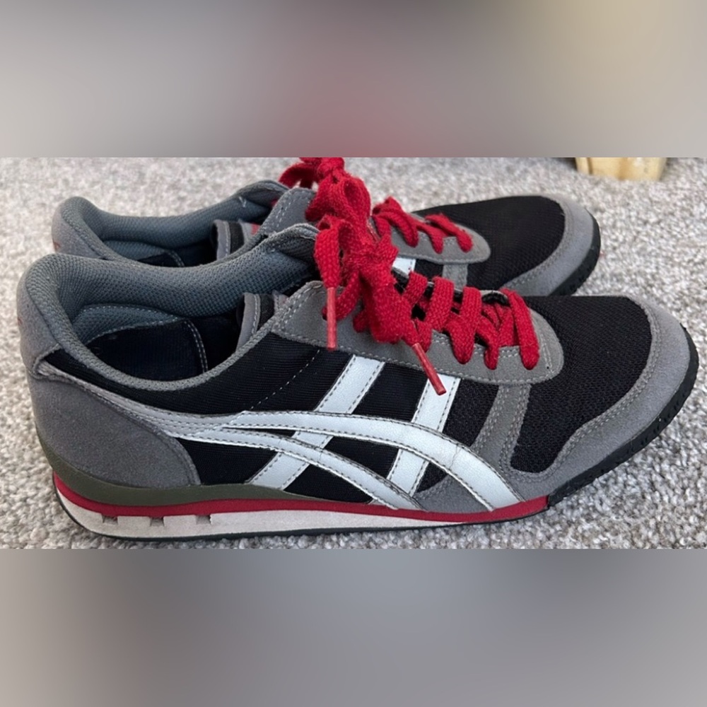 Asic onitsuka tiger Sneakers with the famous Louis Vuitton red trim Nike